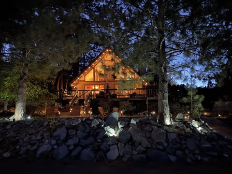 Welcome to our cozy cabin in ski area Wrightwood. CA