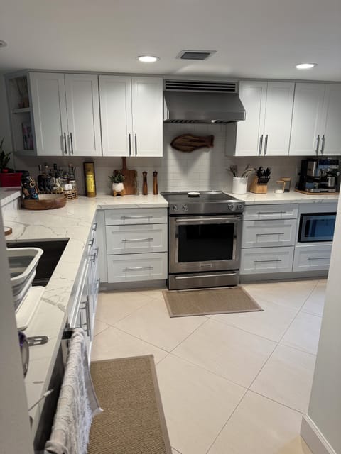 Full kitchen; Dishwasher, Stove, Oven, Refrigerator