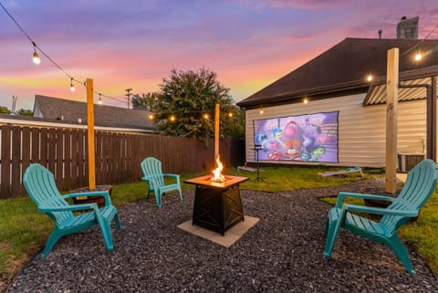 Firepit Area w/ Projector and Screen