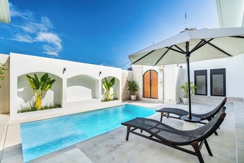 Escape to Villa Bratan’s outdoor oasis—a tropical retreat with a sparkling pool. Lounge on the sun deck, refresh under the outdoor shower, and soak in the beauty of Bali. #Villa Bratan