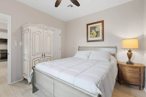 Bedroom 2 - Queen bed