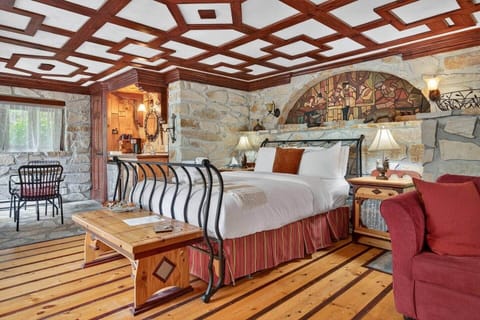 Bedroom (Queen bed)