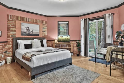 Bedroom (Queen bed)