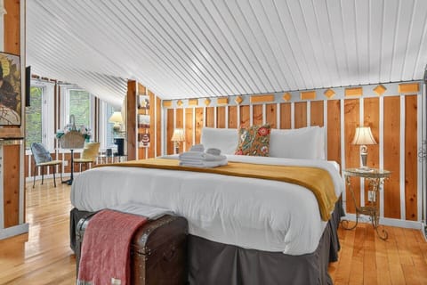 Bedroom (King bed)