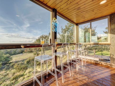 Sip, relax, and soak up endless mountain views from the cozy Après Ski bar nook. 🍹🏔️