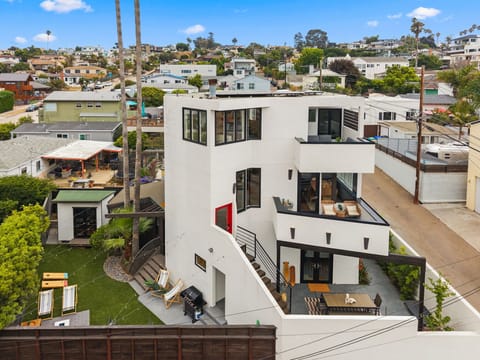 Contemporary three-story home designed by award-winning architect Rob Quigley.