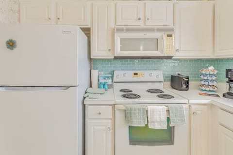 Kitchen | Dual Drip/Keurig Coffee Maker | Toaster