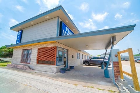 Pull up to the main entrance for quick, hassle-free check-in.