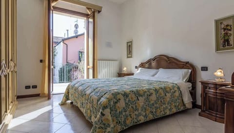 Camera da letto con terrazzo su cortile interno.