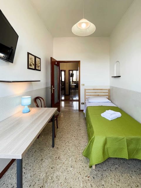 Camera singola con tv e zona studio/lavoro