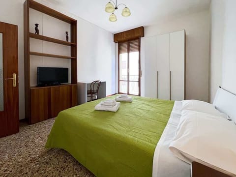 letto matrimoniale, tv, armadio, tavolo da lavoro/studio