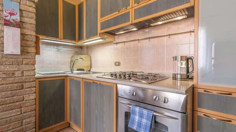 Cucina dotata di bollitore, forno e fornelli 