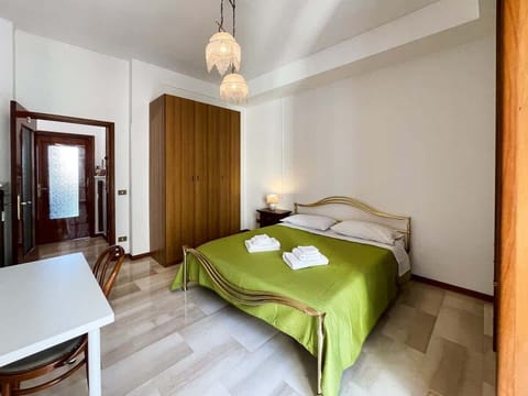 Camera da letto matrimoniale con spazio lettura/studio e tv