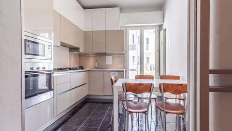 cucina abitabile luminosa condivisa con balcone