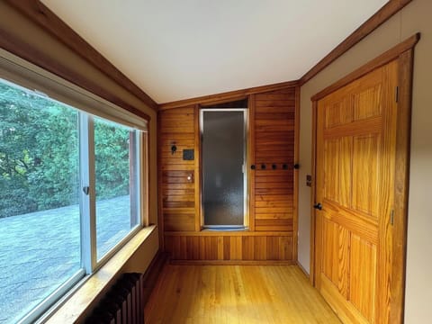 Upper level bathroom with dry sauna