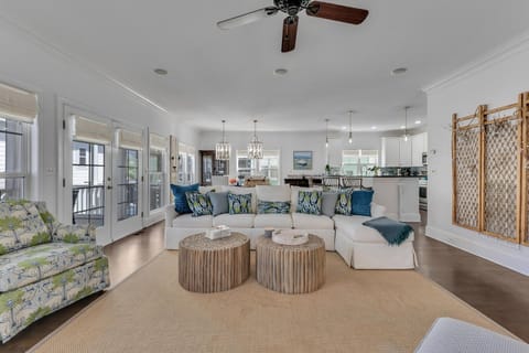 Palm Tree Palace-Main Living Area