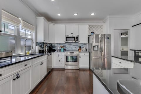 Palm Tree Palace-Kitchen