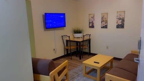 Gather 'round in our dining areas. Good food and good company—simple as that! 🍽️🥂