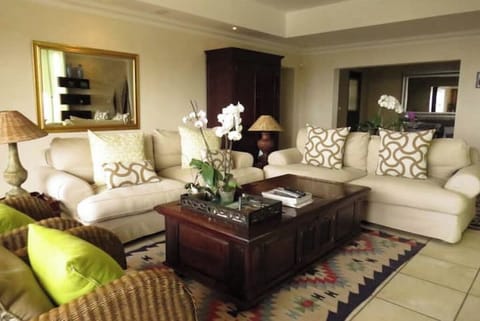 Main lounge, 8 seater