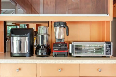 Kitchen appliances: airfryer, food processor, vitamix, Ninja  airfryer/toaster