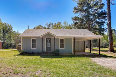 Iuka Vacation Rental | 2BR | 2BA | Steps Required | 1,010 Sq Ft