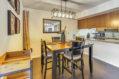 Dining Area | Dishware/Flatware Provided