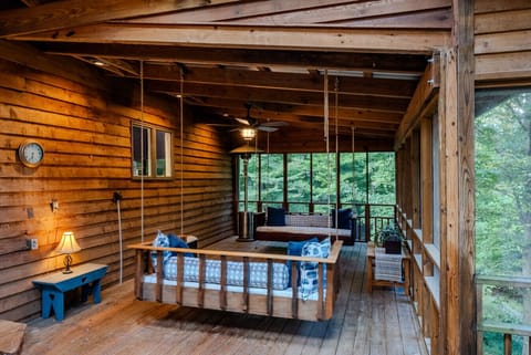 Screened in Patio w/ Porch Swings