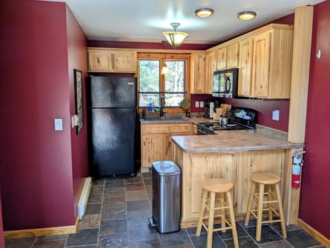 Fully equipped kitchen with eat-in peninsula