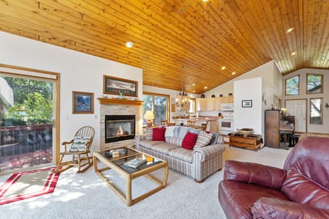 Sit around the fire in this classic western style home | Interior