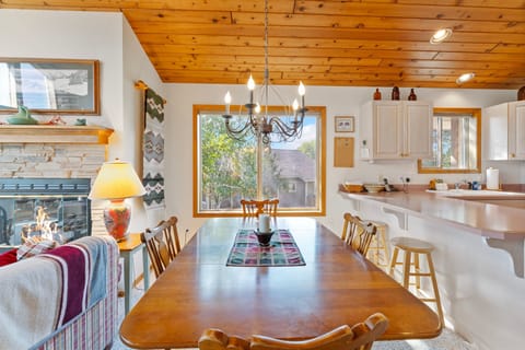 Dining room seating for 6 and bar seating for 2 | Interior