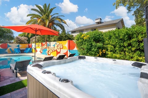 Because every great getaway deserves a hot tub moment. Whether it’s romantic stargazing, family splash time, or just some solo chill—this one’s got you covered.