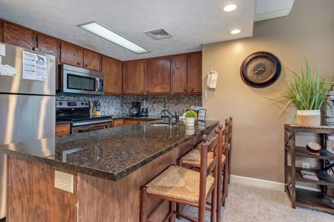 TeeTop Getaway's kitchen and dining area