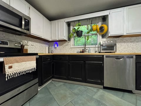 Microwave, oven + stove, dishwasher, reverse-osmosis water filter in sink.