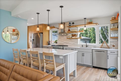 Fully equipped kitchen with breakfast bar seating for 4