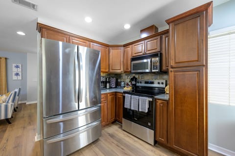 This kitchen isn’t just functional—it’s fabulous. Whether you’re mastering a five-course feast or just perfecting your toast game, it’s got you covered.