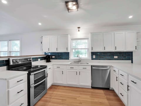 The perfect recipe for a great getaway: amazing company, good food, and this kitchen.