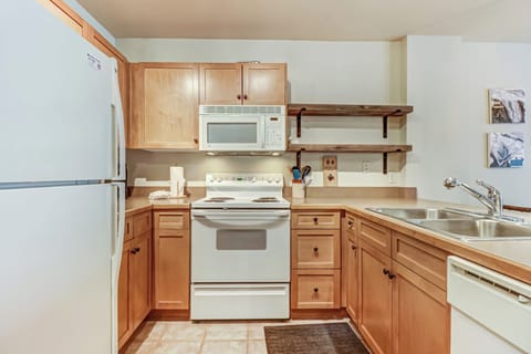 Open concept kitchen, great for making meals and entertaining after a long day on the slopes