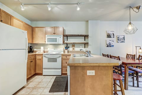 Open concept kitchen, great for making meals and entertaining after a long day on the slopes