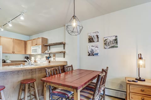 Open concept kitchen, great for making meals and entertaining after a long day on the slopes. Dining Table for four, bar seating for three!