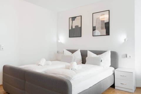 Experience royal sleeping comfort: Our king-size bed (1.80m) with high-quality Blackroll pillows for a restful night. #LuxuriousSleep