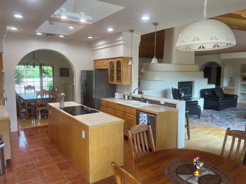 Full Kitchen and Breakfast Area