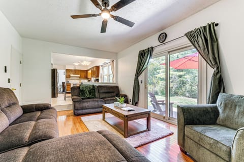 Living Room | Free WiFi | Smart TV | Central A/C | Fireplace | 1st Floor