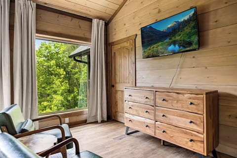 [Bedroom #5] King & smart TV