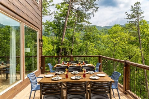 [Patio / Main] Outdoor dining area & panoramic views