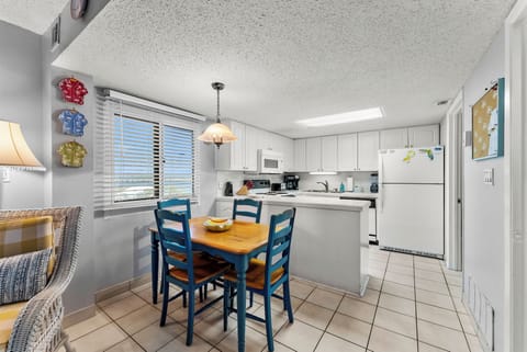 You have a peninsula in the kitchen, which is perfect to serve meals on right next to the table.