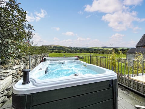 Hot tub | Granary - Plas Isaf, Corwen