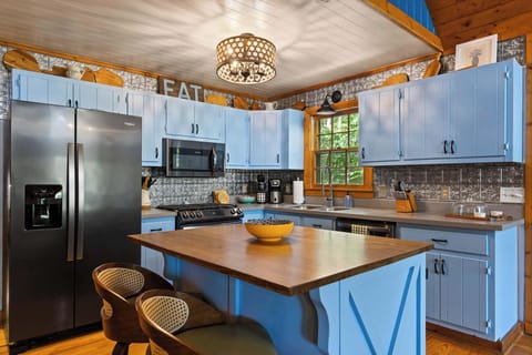 Calling all foodies (and midnight snackers)! Our kitchen is fully stocked and ready for everything—from pancake breakfasts to late-night pizza parties. Cook, eat, repeat.