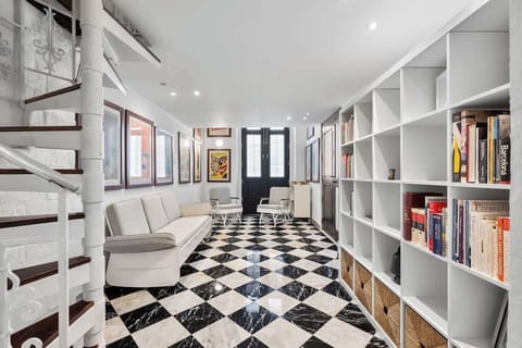 Relaxed seating: Comfortable sofa and inspiring art on the wall.	