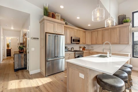 Mayflower Lakeside 1114-303: The chef's kitchen features a gorgeous Viking gas range with a matching microwave/vent hood and a large stainless steel refrigerator.