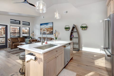 Mayflower Lakeside 1114-303: Large central island with seating for 4 and an on-island dishwasher.